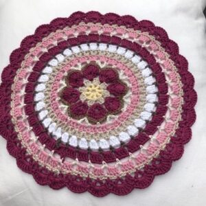 Heklet duk i Mandala - Rosa/Plommerød