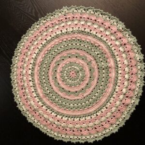 Heklet duk i Mandala - Rosa