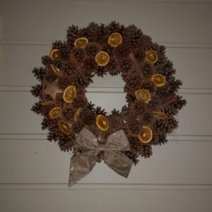 Julekrans med kanelstenger og appelsin