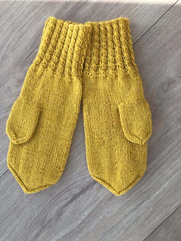 Votter dame, gule. Design: favorittvotter fra Knitting Inna/bystrikk.no - Bilde 2