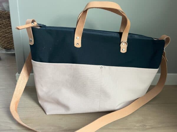 Vesker med detaljer, skulderreim og hanker i skinn - Bilde 4