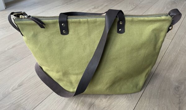 Vesker med detaljer, skulderreim og hanker i skinn - Bilde 2