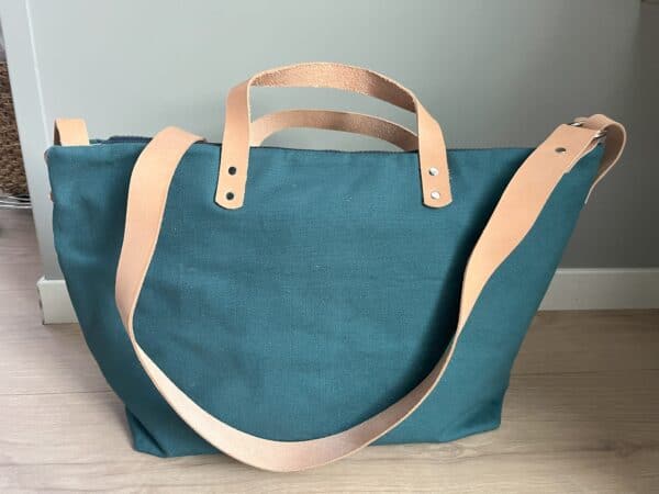 Vesker med detaljer, skulderreim og hanker i skinn - Bilde 8