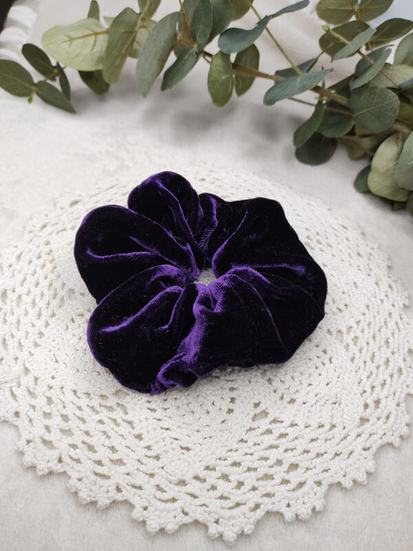 Klassisk scrunchie sydd av lilla silke.