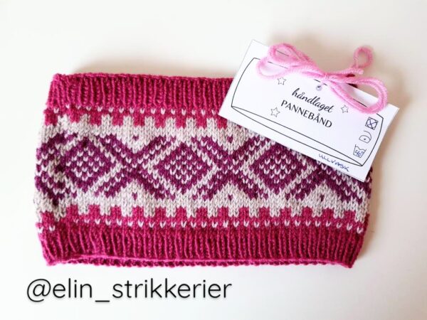 Etiketter til håndlagde pannebånd. Perfekt når du trenger det lille ekstra på gaven, eller når du skal merke produktene dine før salg. Det følger med fem ulike design: