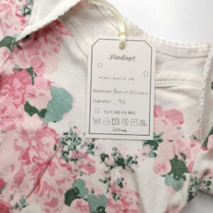 En generell tag for å merke alle typer håndlagde produkter. Du kan selv fyll inn relevante vaskeparametre for hånd etter at du har skrevet ut - sånn får du tilpasset det akkurat til et gitt produkt.