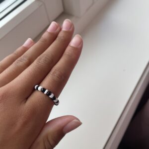 Svart og hvit sea beads ring🤍🖤