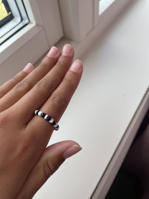 Svart og hvit sea beads ring🤍🖤
