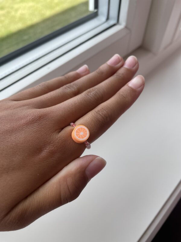 Appelsin charm med glass perler ring🧡🤍
