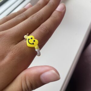Gul hjerte charm med sea beads ring💛🤍