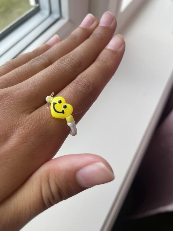 Gul hjerte charm med sea beads ring💛🤍