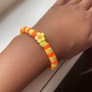 Gul og oransje sommer armbånd med en blomst charm💛🧡
