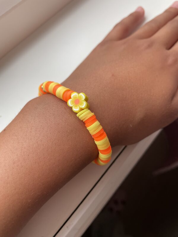Gul og oransje sommer armbånd med en blomst charm💛🧡
