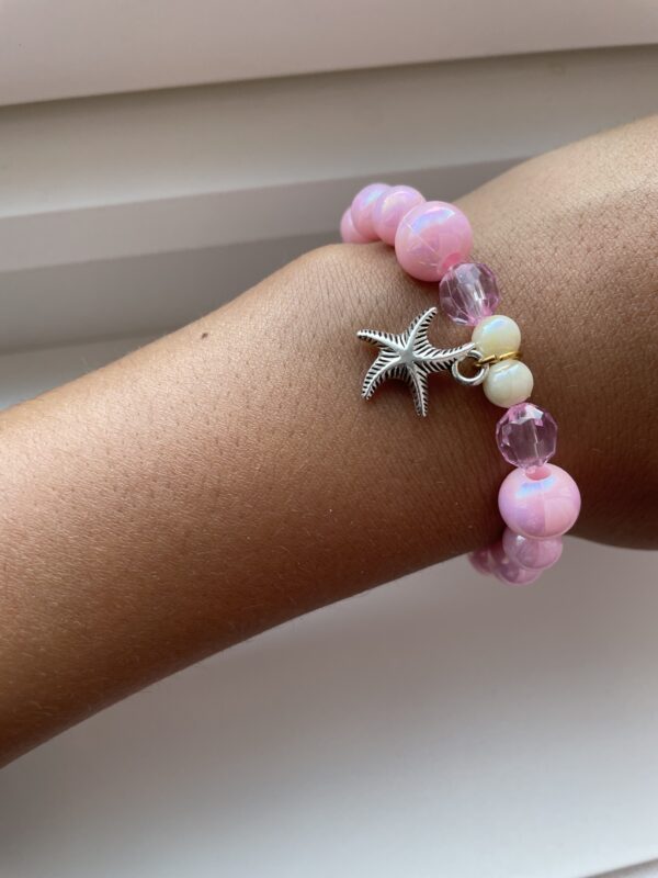 Beach armbånd rosa med perler og en stjerne charm🩷