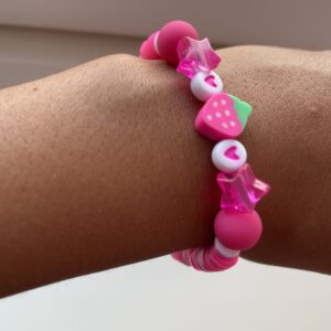 Rosa jordbær armbånd med clay beads🍓🩷