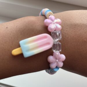 Is armbånd rosa hvit/gul og blå🩷🤍🩵
