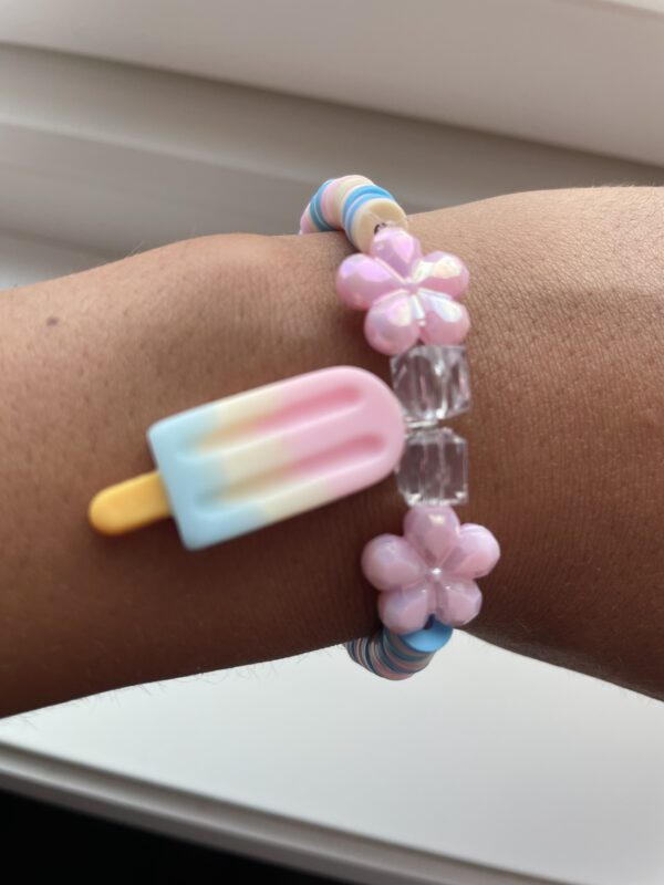 Is armbånd rosa hvit/gul og blå🩷🤍🩵