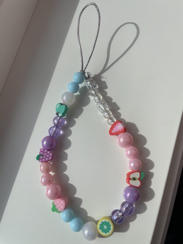 Phone charm med frukt charms og perler🩵💜🩷🤍