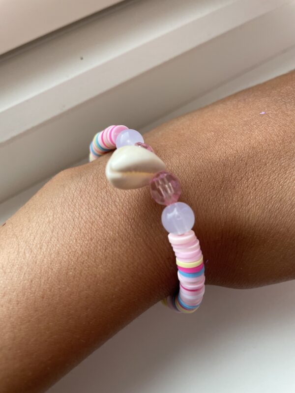 Beach armbånd rosa blå og gul med en skjell charm🩷🩵💛🐚