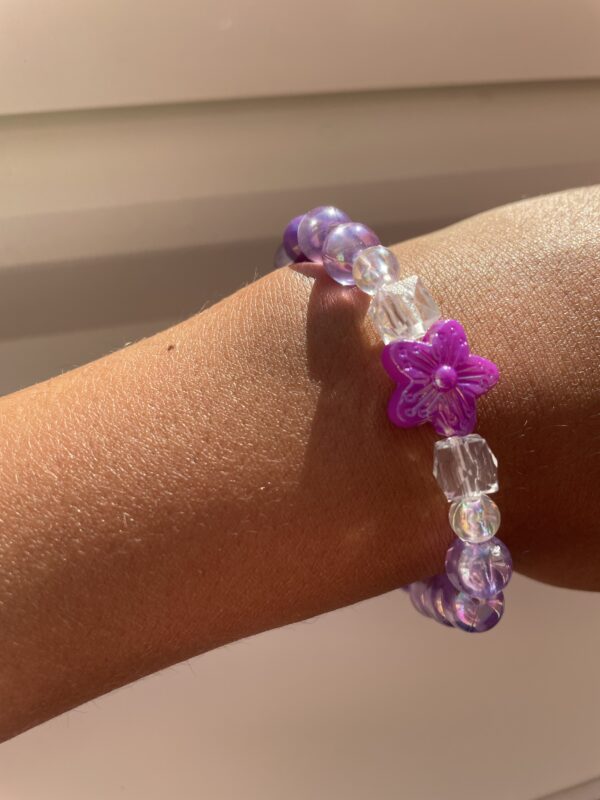 Lilla perle armbånd med a blomst💜🌸