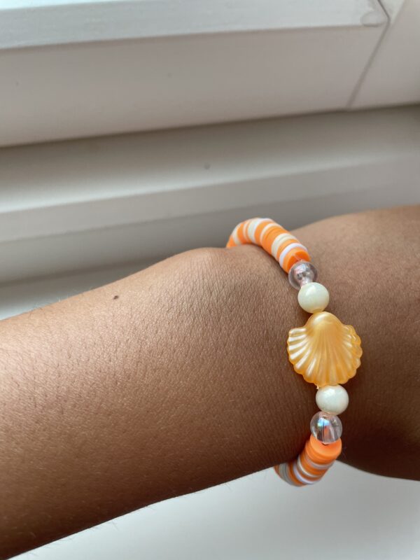 Oransje skjell armbånd med clay beads🧡🤍