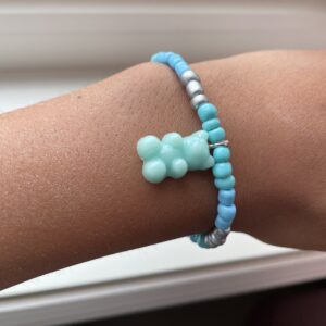 Blå, sølv og turkis sea beads armbånd med en teddy bjørn charm🩵💙🤍🐻