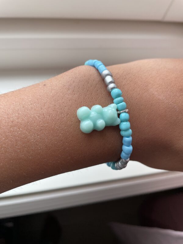 Blå, sølv og turkis sea beads armbånd med en teddy bjørn charm🩵💙🤍🐻
