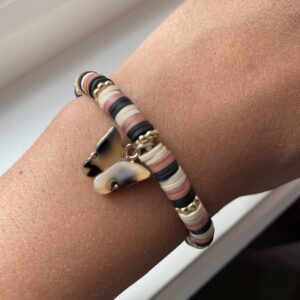 Brun, svart og gull sommerfugl armbånd med clay beads🤎🖤💛🦋