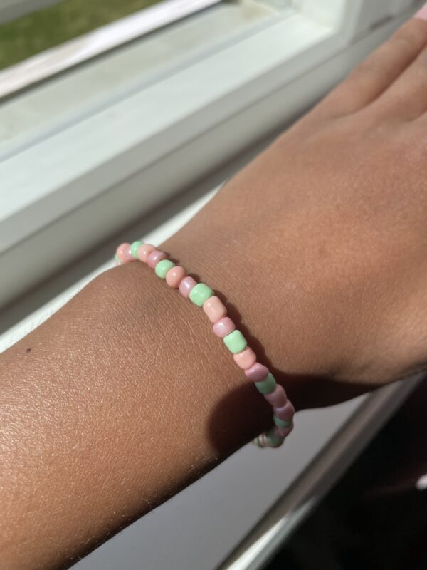 Rosa og grønn sea beads sommer armbånd🩷💚☀️