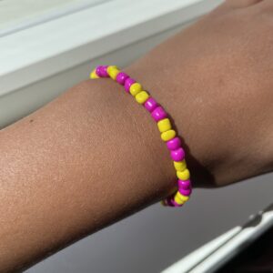 Gul og rosa sea beads sommer armbånd💛🩷☀️
