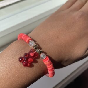 Rød teddybjørn armbånd med clay beads❤️🤍♥️