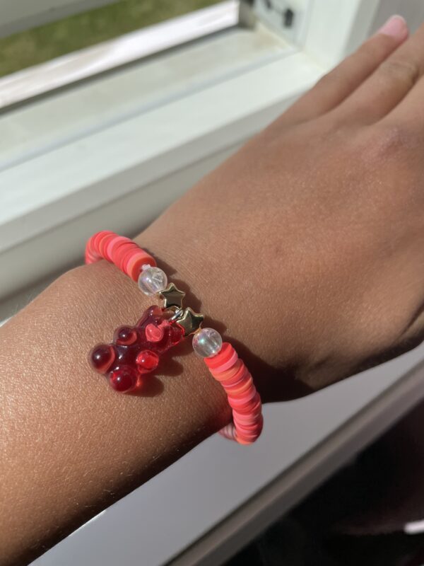 Rød teddybjørn armbånd med clay beads❤️🤍♥️