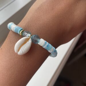 Blå, hvit og mønstrete sommer hav armbånd med en skjell charm🩵🤍🐚