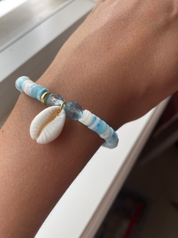 Blå, hvit og mønstrete sommer hav armbånd med en skjell charm🩵🤍🐚