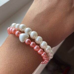 Rosa og hvit perle armbånd med en hjerte charm🩷🤍
