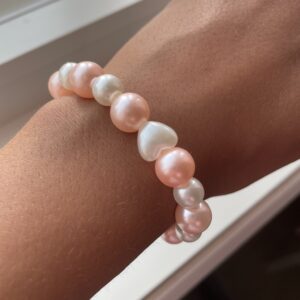 Hvit og rosa perle armbånd med en hjerte charm🩷🤍