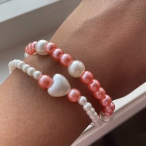 Rosa og hvit perle armbånd med en hjerte charm🩷🤍