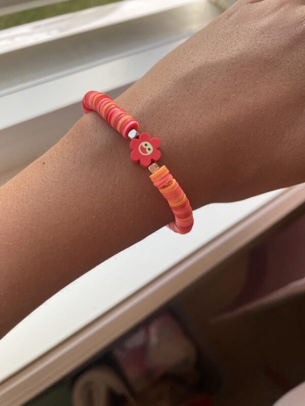 Rød blomst armbånd med clay beads❤️