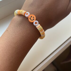 Oransje smilefjes armbånd med clay beads🧡