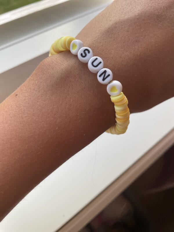 Gul “sun” armbånd med clay beads💛