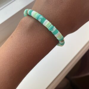 Grønn armbånd med gull spacers med clay beads💚🤍💛
