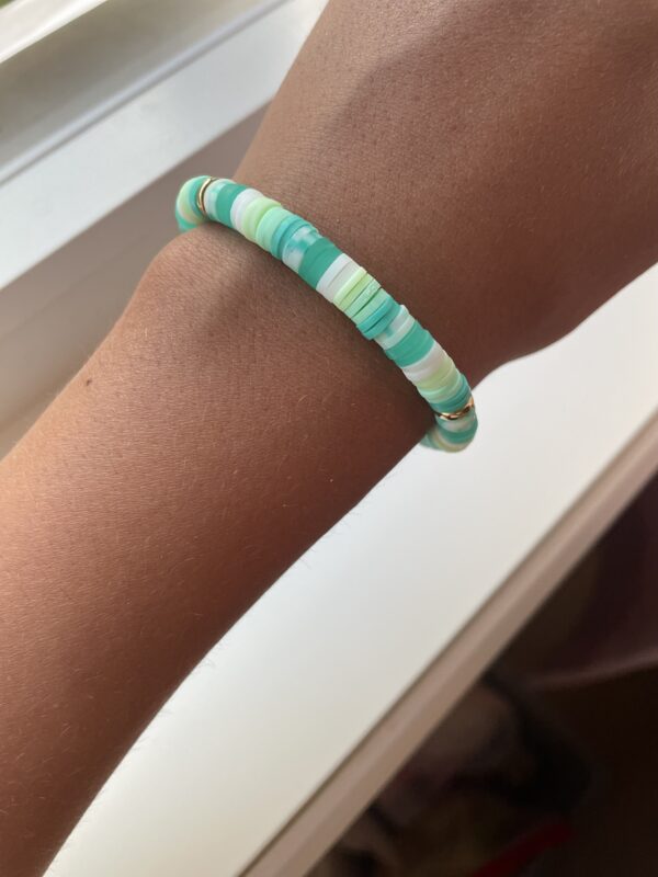 Grønn armbånd med gull spacers med clay beads💚🤍💛