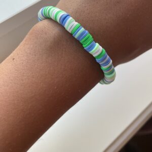 Grønn, blå og hvit clay bead armbånd💚🩵🤍