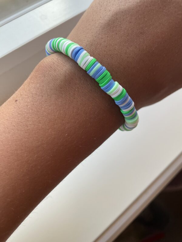 Grønn, blå og hvit clay bead armbånd💚🩵🤍