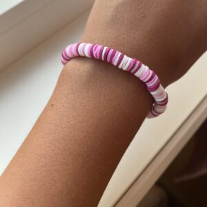 Lilla og hvit clay beads armbånd💜🤍