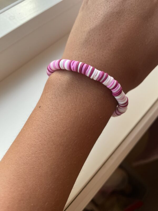 Lilla og hvit clay beads armbånd💜🤍