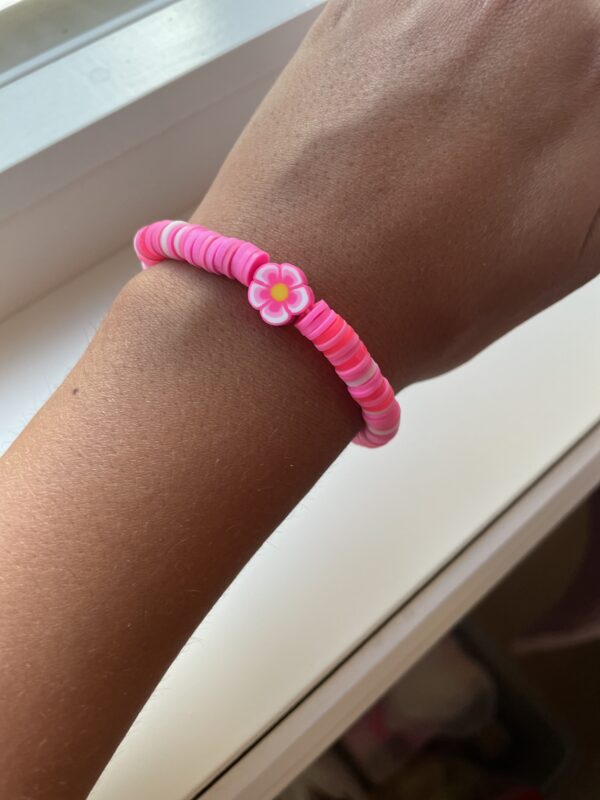 Rosa blomst armbånd med clay beads🩷🤍