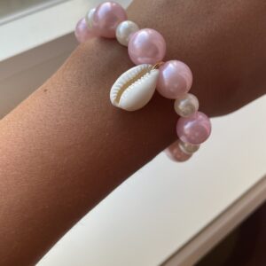 Rosa og hvit skjell armbånd med perler🩷🤍