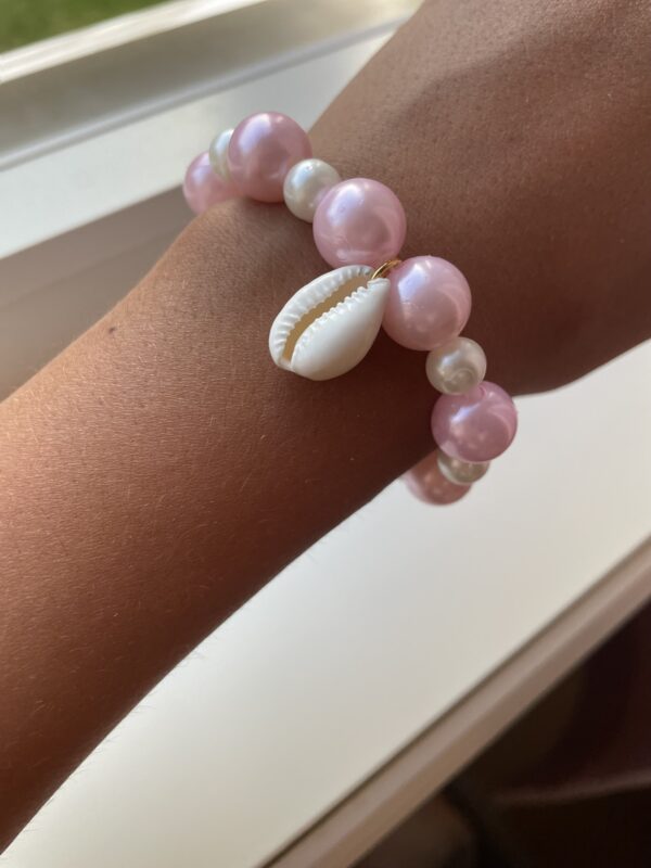 Rosa og hvit skjell armbånd med perler🩷🤍