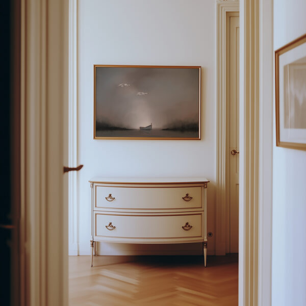 Stemningsfullt kunsttrykk med en båt på stille vann omgitt av dis, med to fugler som flyr over. Rolige farger i grå- og jordtoner skaper en drømmende og meditativ atmosfære